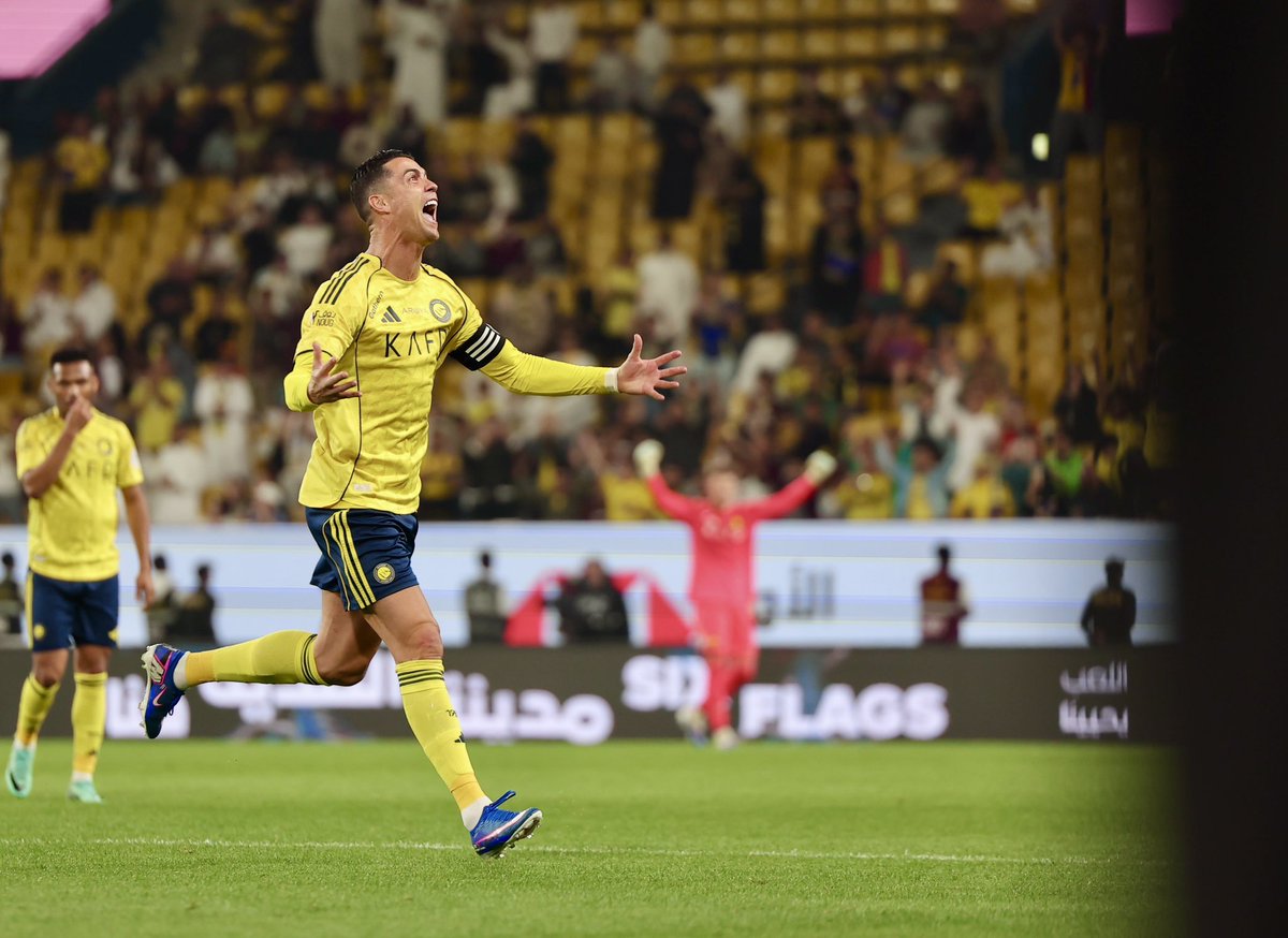 If you love CR7. Pop in, let’s be mutuals. 

King of football 🏈