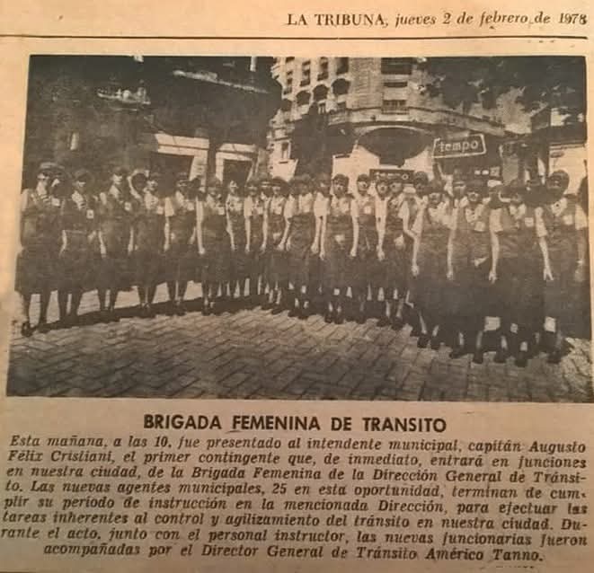Brigada femenina de tránsito en Rosario.
1978 fue el año en el que comenzó.
Recordás el apodo que recibieron?

Archivo Juan Cruz Davalle.
