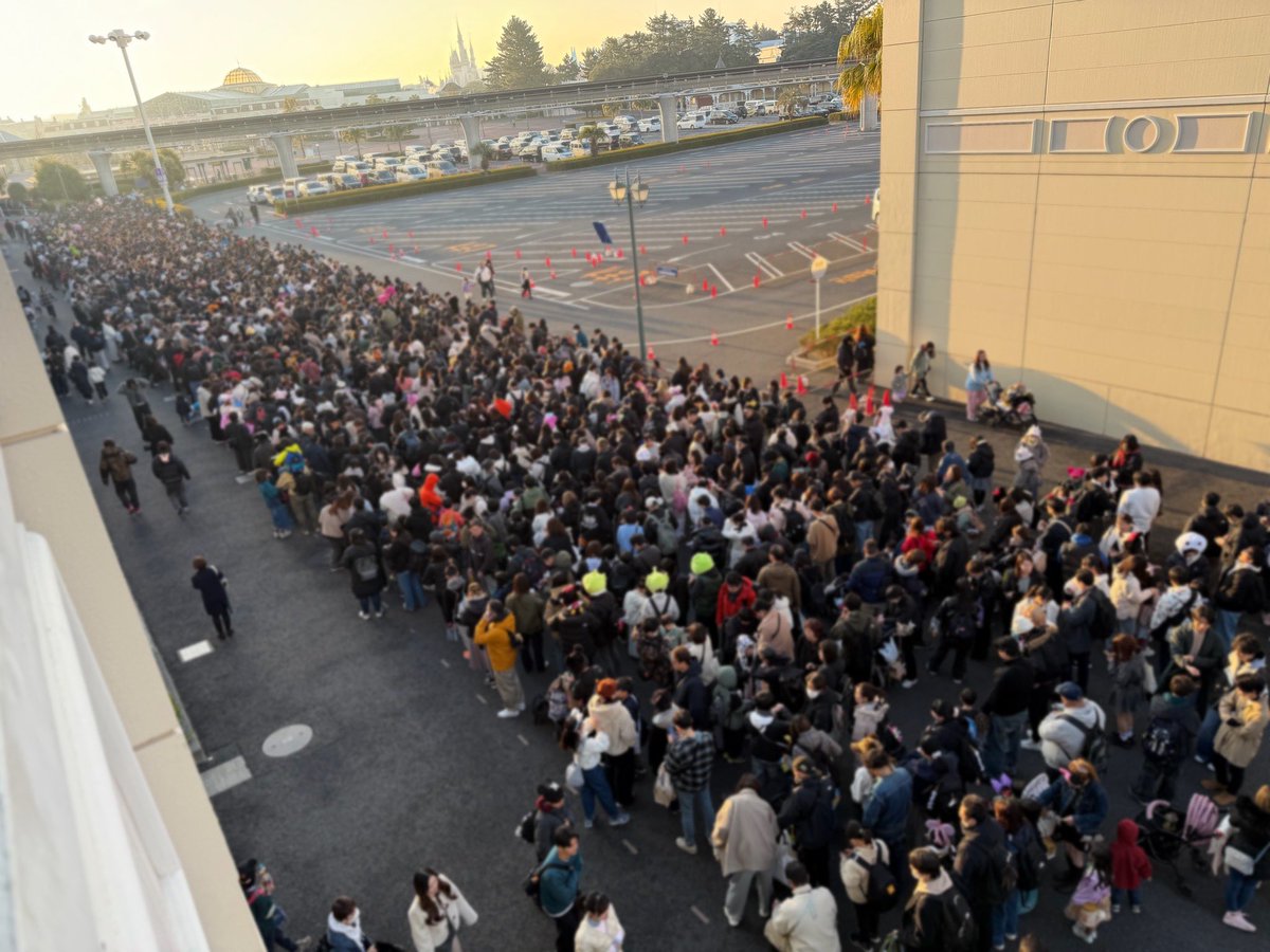 2026.2.22(日)
ディズニーランドの朝の様子

3連休中日で衝撃の混雑

駅側はデッキの上
駐車場側は立体駐車場に余裕で届いてます