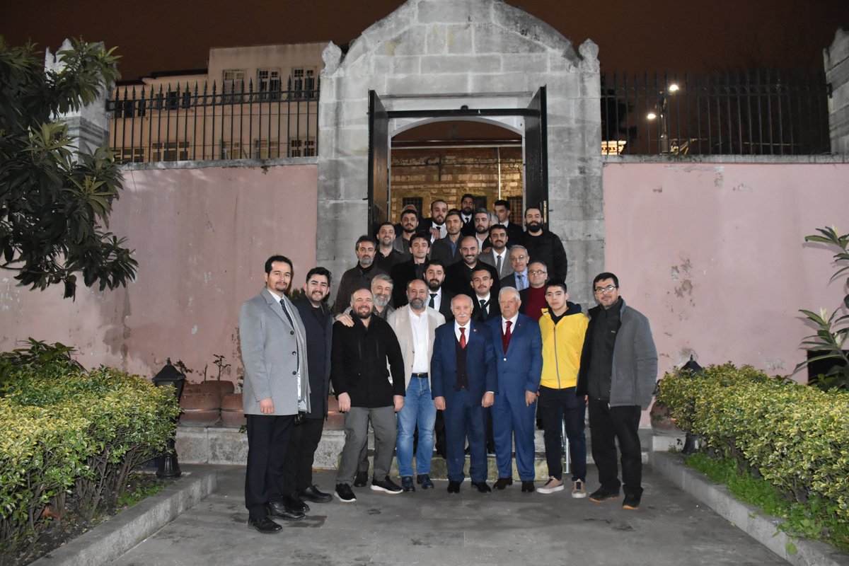 GencBirlik's tweet photo. Birlik Vakfı’mızın 42. Ananevi İftarında; aynı sofrada buluşmanın, aynı duaya “âmin” demenin huzurunu yaşadık.

Genç Birlik olarak muhabbetimizi tazeledik, kardeşliğimizi pekiştirdik.

Mevlâ birliğimizi daim, muhabbetimizi kaim eylesin 🤲 https://t.co/9ofXzPYm3D