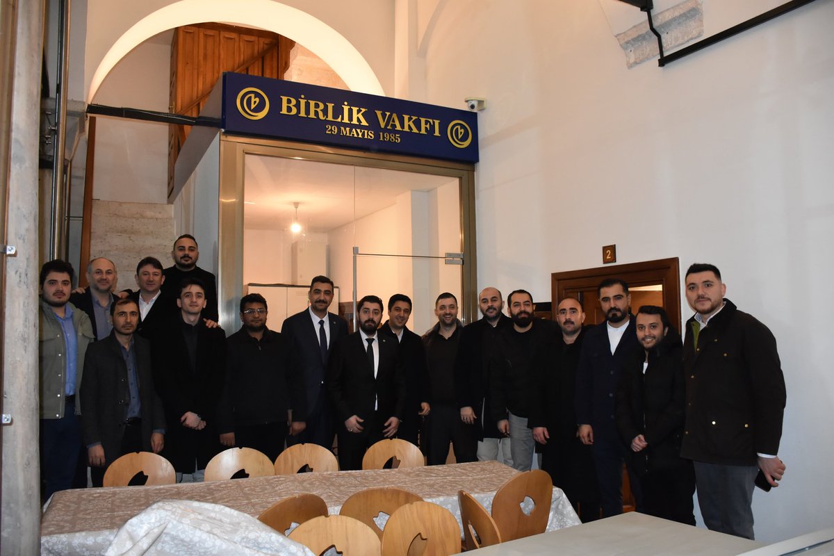 GencBirlik's tweet photo. Birlik Vakfı’mızın 42. Ananevi İftarında; aynı sofrada buluşmanın, aynı duaya “âmin” demenin huzurunu yaşadık.

Genç Birlik olarak muhabbetimizi tazeledik, kardeşliğimizi pekiştirdik.

Mevlâ birliğimizi daim, muhabbetimizi kaim eylesin 🤲 https://t.co/9ofXzPYm3D