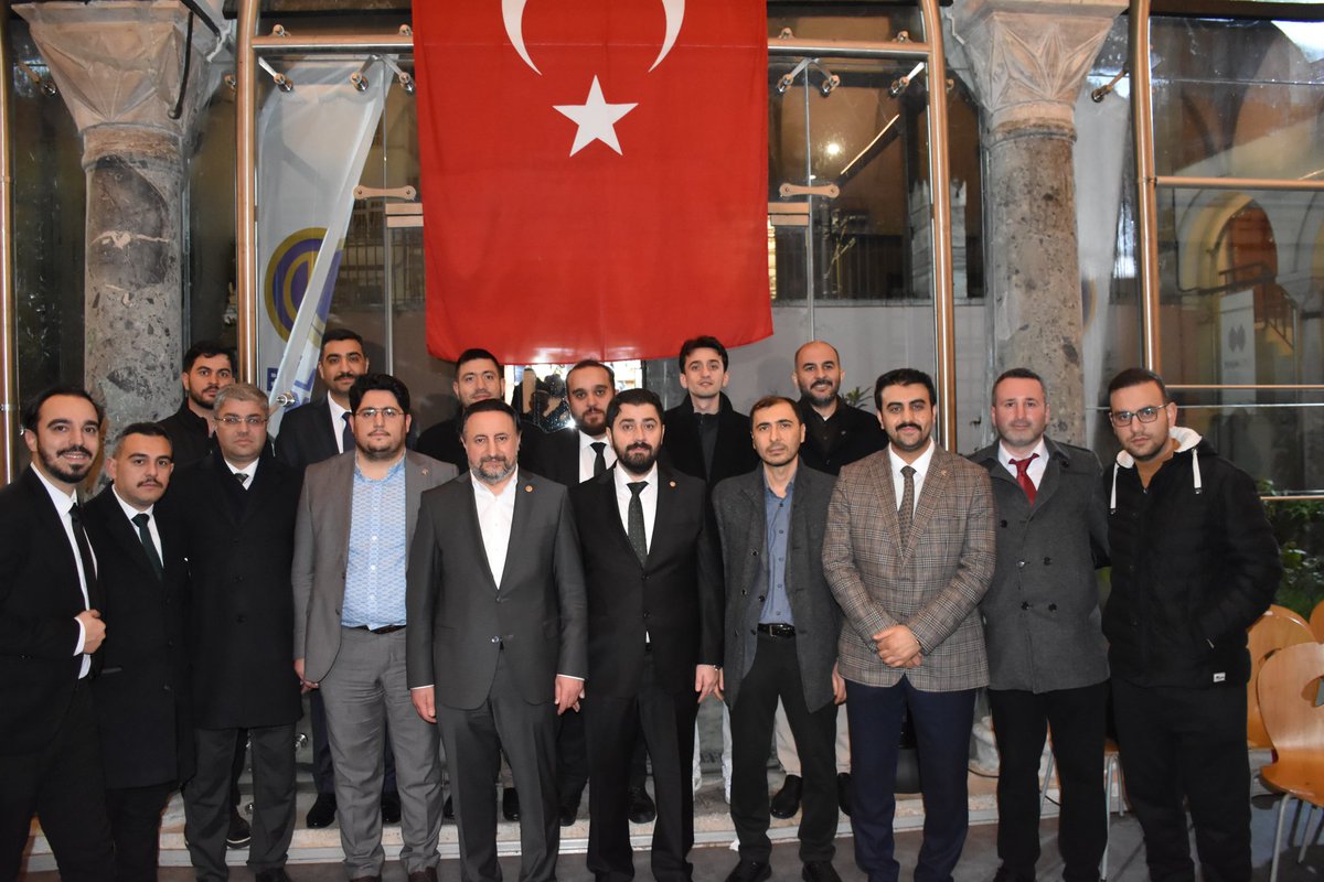 GencBirlik's tweet photo. Birlik Vakfı’mızın 42. Ananevi İftarında; aynı sofrada buluşmanın, aynı duaya “âmin” demenin huzurunu yaşadık.

Genç Birlik olarak muhabbetimizi tazeledik, kardeşliğimizi pekiştirdik.

Mevlâ birliğimizi daim, muhabbetimizi kaim eylesin 🤲 https://t.co/9ofXzPYm3D