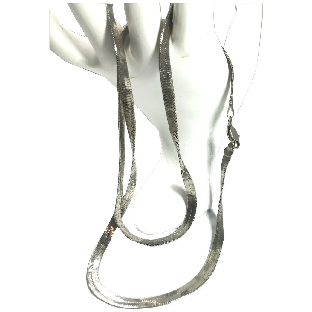 ClarasJewelry's tweet image. Long Sleek Flat Sterling Silver Herringbone Necklace
#rubylane #vintage #retro #necklace #SterlngSilver #vintagejewelry #giftideas #jewelryaddict #vintagebeginshere #treasures 
rubylane.com/item/136230-E1…