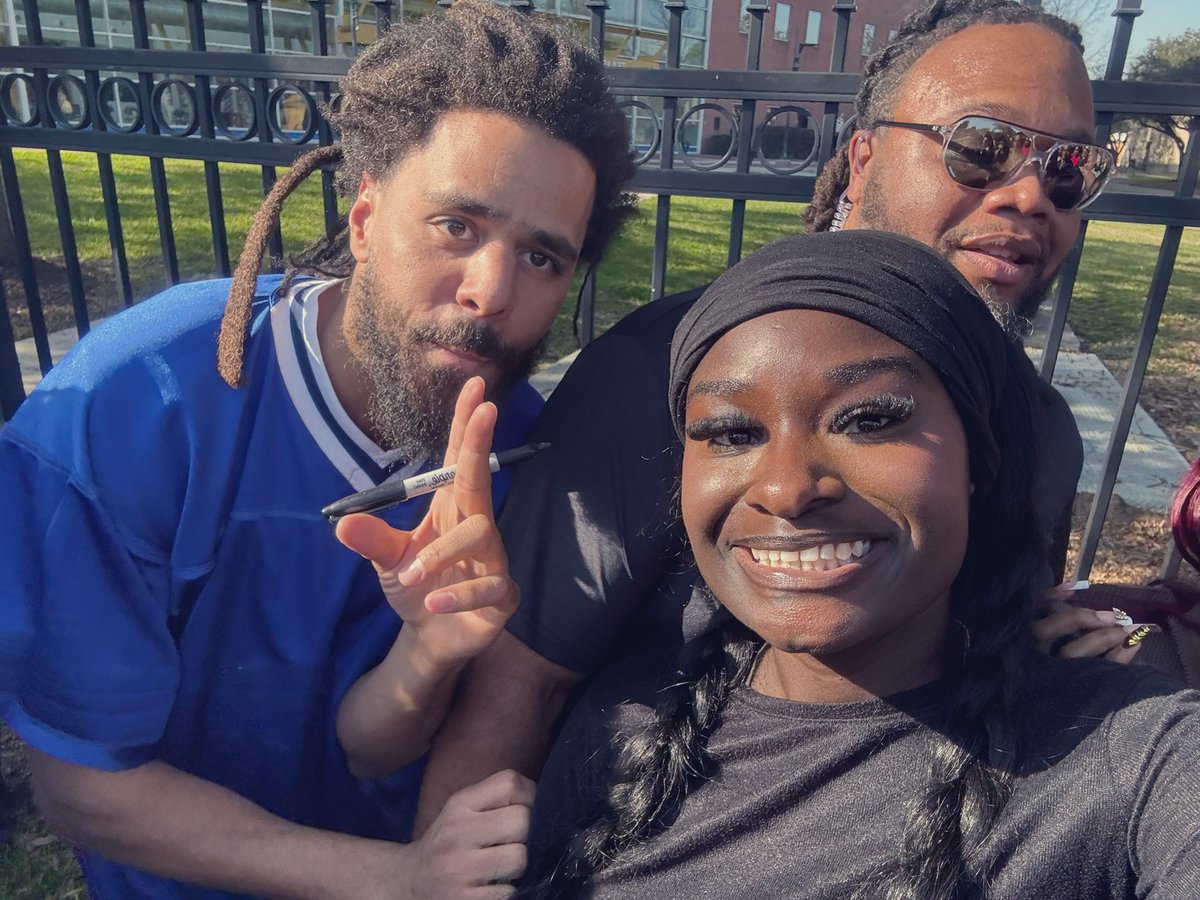 nyny_qt2's tweet photo. Yesss I met @JColeNC #TheFallOffAlbum https://t.co/BN4UnpXeRr
