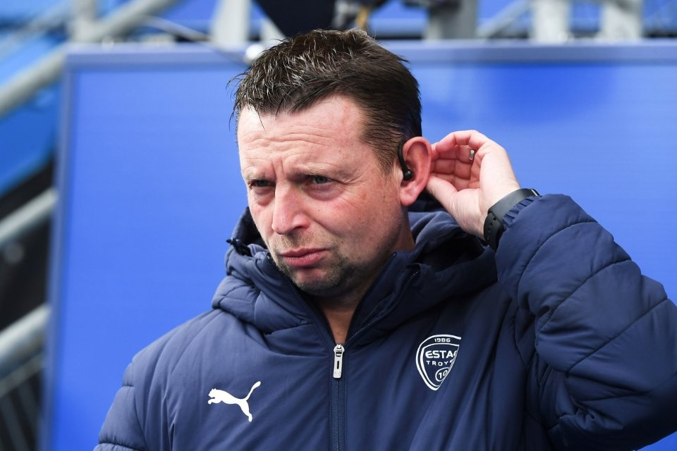 🗣️ La décla

Stéphane Dumont sur le losange :

"Il fallait donner un coup de boost à l'équipe. Notre jeu sur les côtés a baissé. Je préfère être performant dans un secteur que moyen partout, je pense que ce système permet de mettre les joueurs dans les meilleures conditions."