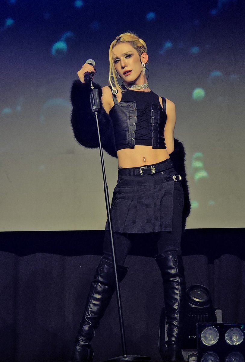 gayandevol's tweet photo. this evil woman has no regards for the sea of her lesbian fans and their mental well-being!! https://t.co/h8aIqQZ1Uy