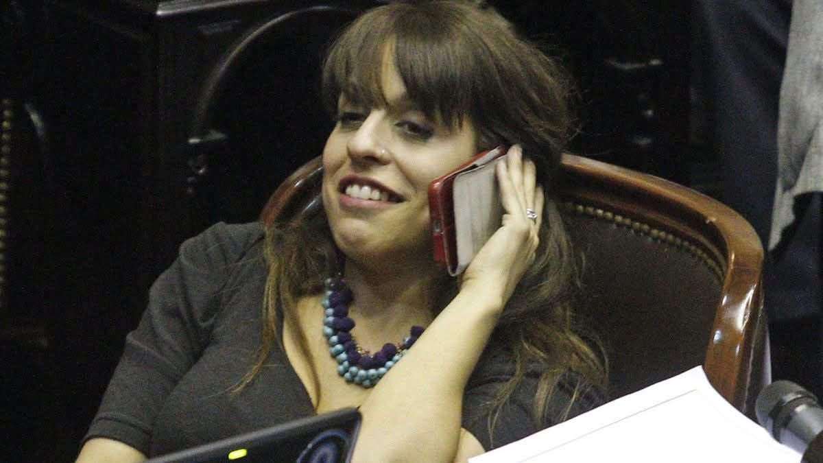 Son muy cínicos estos Kuka 
La exdiputada kirnerista Victoria Donda criticó el proyecto de reforma laboral.
-Ella tuvo una empleada en negro durante 10 años !