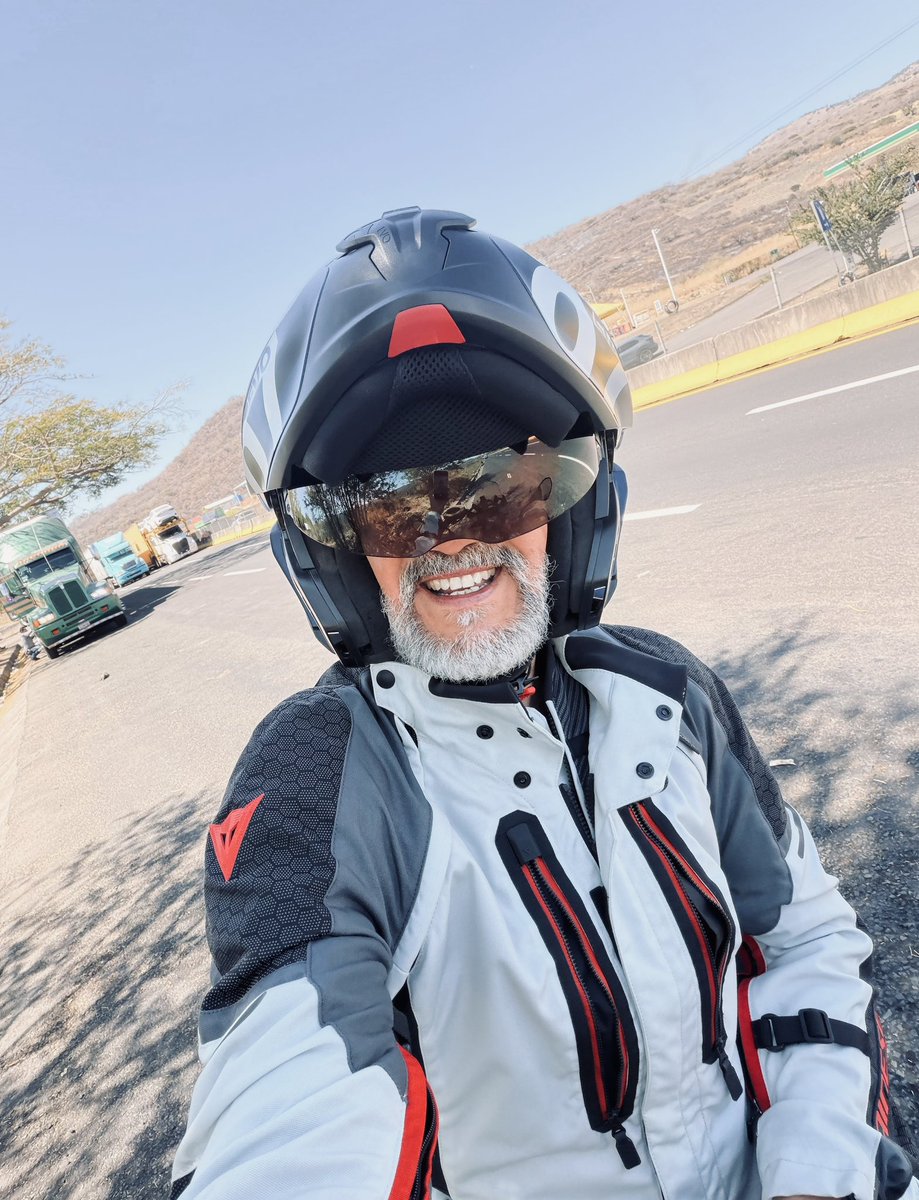 RomanCarvajal's tweet image. Las RGS1300 🏍️ y los equipos de láser #HoLEP pasan de los 200 kg… y el gusto de usarlos es igual de grande.

Pero el fin de semana, rodar entre agaves por Jalisco, tierra, camino y buena ruta… eso es realmente refrescante #RutaAgavera