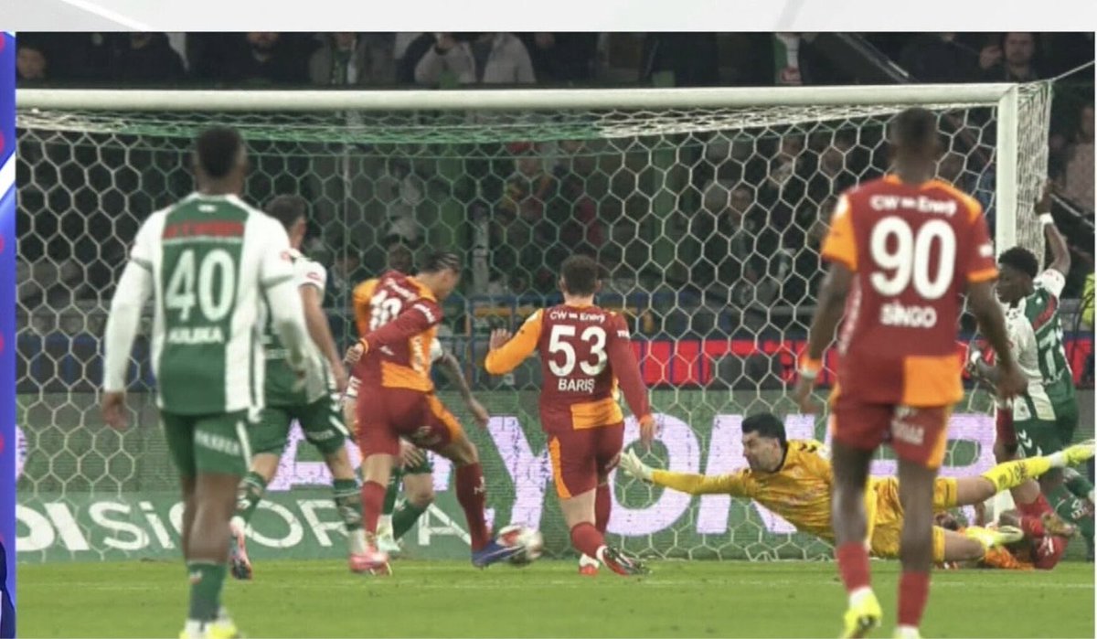 Konyalı futbolcunun engellenen topa müdahale şansı.