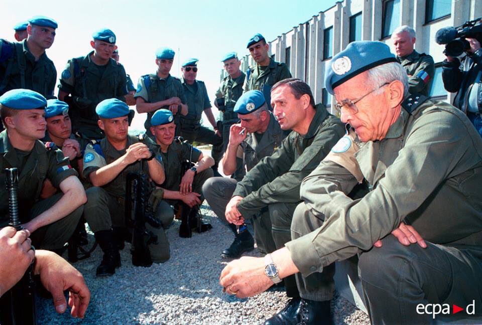 Vivrelhistoire's tweet image. 🇧🇦🇫🇷 Ce jour-là | Le 21 février 1992, le Conseil de sécurité de l’ONU crée la Force de protection des Nations unies (FORPRONU) pour la Croatie puis la Bosnie, en pleine guerre en ex-Yougoslavie.

Jusqu’à 40 000 Casques bleus seront déployés au plus fort de la mission, qui
