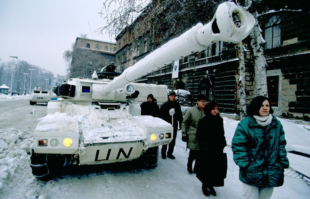 Vivrelhistoire's tweet image. 🇧🇦🇫🇷 Ce jour-là | Le 21 février 1992, le Conseil de sécurité de l’ONU crée la Force de protection des Nations unies (FORPRONU) pour la Croatie puis la Bosnie, en pleine guerre en ex-Yougoslavie.

Jusqu’à 40 000 Casques bleus seront déployés au plus fort de la mission, qui