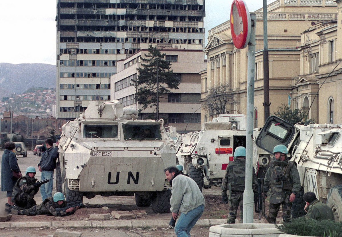 Vivrelhistoire's tweet image. 🇧🇦🇫🇷 Ce jour-là | Le 21 février 1992, le Conseil de sécurité de l’ONU crée la Force de protection des Nations unies (FORPRONU) pour la Croatie puis la Bosnie, en pleine guerre en ex-Yougoslavie.

Jusqu’à 40 000 Casques bleus seront déployés au plus fort de la mission, qui