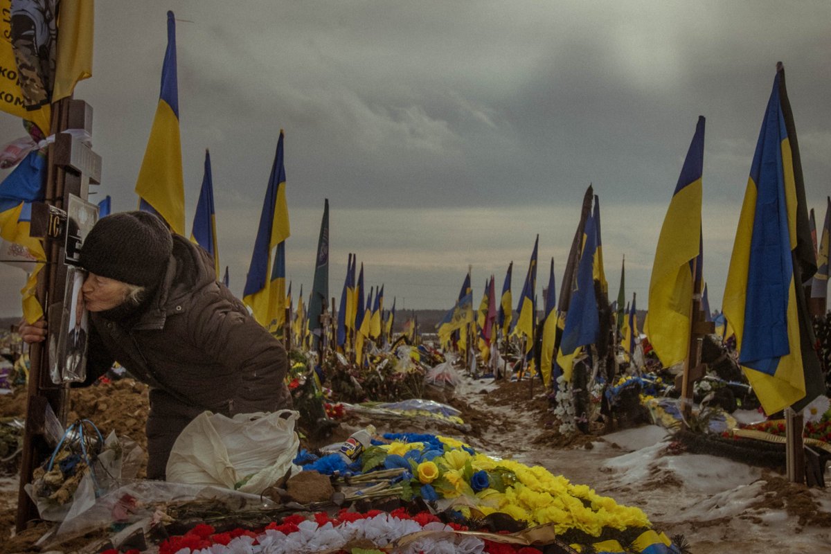 Ya nos íbamos del cementerio de Járkiv cuando la vimos limpiando el retrato de su hijo. Cuando apreté el disparador de la cámara, besaba su foto. Se llama Vita y tiene 82 años