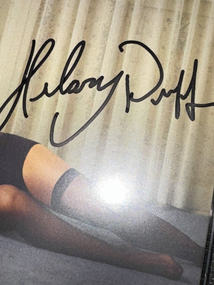 hosseinisgeckos's tweet image. just got my cd… Hilary Duff using an autopen, this is so disappointing