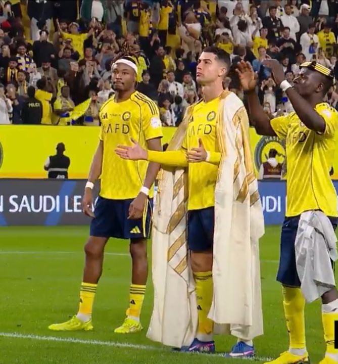 هذا بشت الإمام .. 
من #الدرعية 1727 إلى ملاعب العالم 
مع قائد #النصر 🇸🇦💛

جيل الذكاء يتعرّف على إرثنا وحضارتنا،
تاريخ دولة يصل للعالم بلغة الرياضة.

شكرًا #النصر النادي
شكرًا مشروعنا الرياضي
شكرًا لوطنٍ يصنع الحكاية ويقدّمها للعالم.