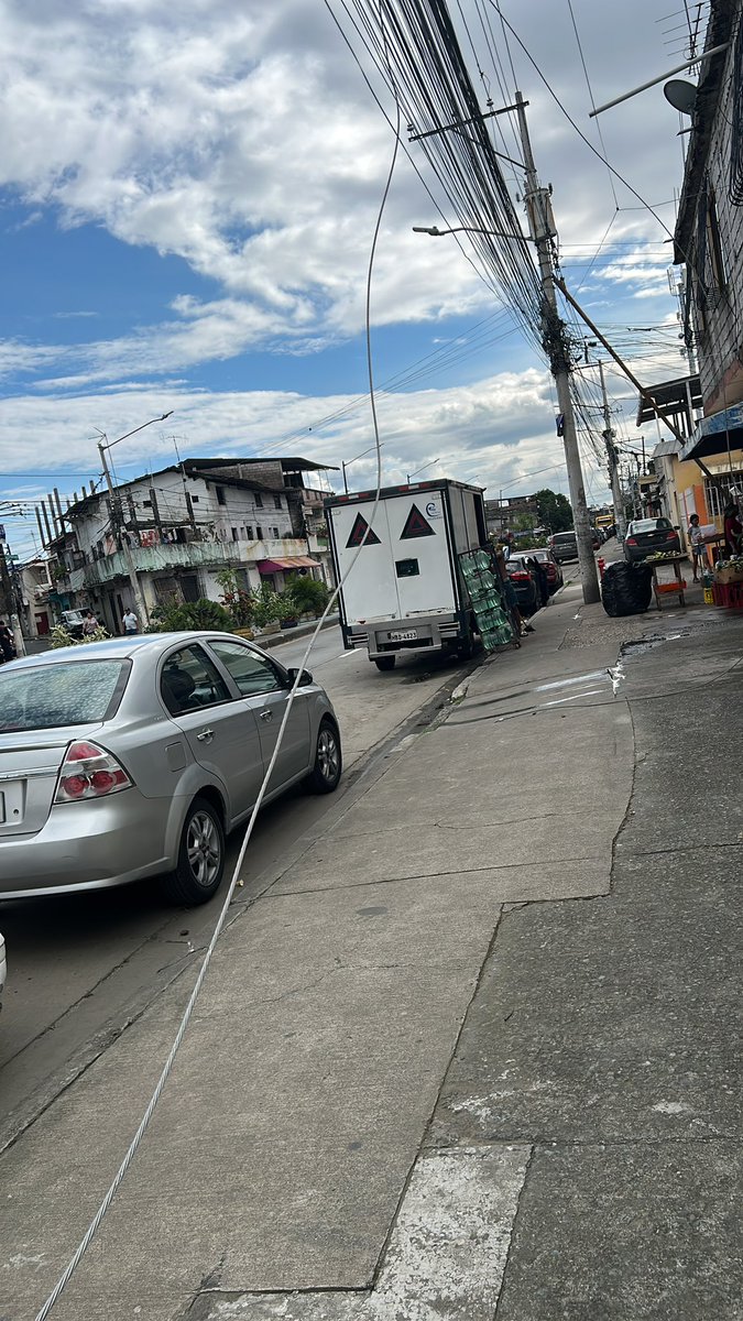 Señores <a href="/CNEL_EP/">CNEL EP</a> <a href="/servicioscnelep/">Servicios CNEL EP</a> Por favor desde ayer a las 23:00 no contamos con energía eléctrica en la Floresta  1 manzanas 105 y 106.  Orden 1103910213