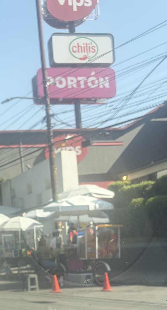 Cada día mas y más ambulantes en la salida de parroquia de <a href="/P_UNIVERSIDAD/">Plaza Universidad</a> se solicita orden en la zona <a href="/SPAOVP_CDMX/">Subsecretaría de Programas Alcaldías Ordenamiento</a> <a href="/craviotocesar/">César Cravioto</a> <a href="/LuisMendozaBJ/">Luis Mendoza Acevedo</a> <a href="/AccionesBJ/">Acciones BJ</a> <a href="/LlubereSubse/">Adolfo Llubere Sevilla</a> <a href="/ClaraBrugadaM/">Clara Brugada Molina</a> ya se apropiaron de un carril de parroquia <a href="/BJAlcaldia/">Alcaldía de Benito Juárez</a>