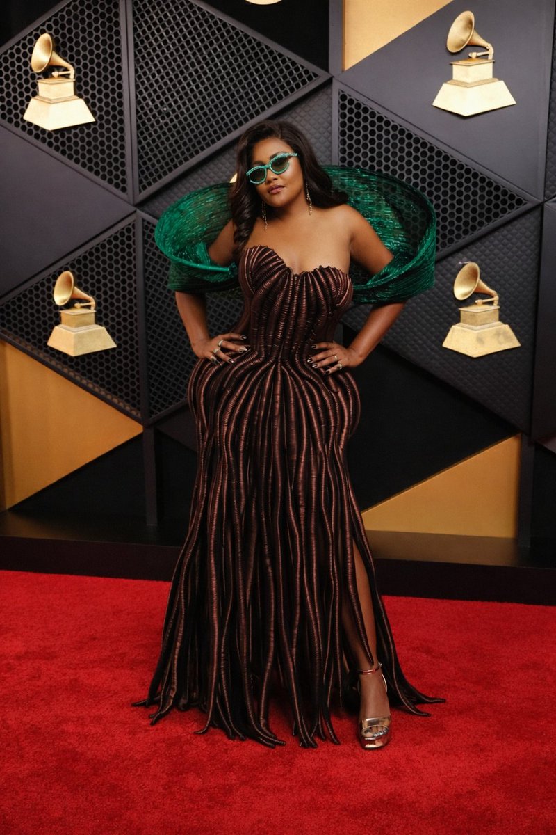 SquadB2B's tweet photo. NÃO MANDA FOGUINHO! @vampireroty chega ao red carpet do #GRAMMYs Awards. https://t.co/ZAHyUL0szl