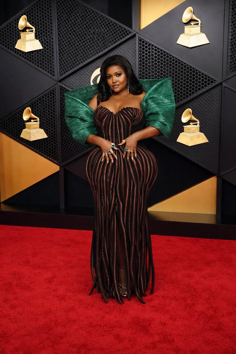 NÃO MANDA FOGUINHO! <a href="/vampireroty/">Lia</a> chega ao red carpet do #GRAMMYs Awards.