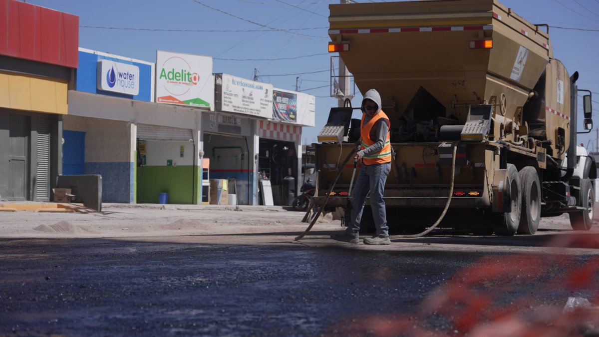 La Dirección de Obras Públicas y Desarrollo Urbano realiza la pavimentación de la calle Luis Bañuelos Garza, en la colonia Santa Teresa, mejorando la vialidad y brindando mejores condiciones para el tránsito en la zona.

#ElCorazónDeLaTransformación