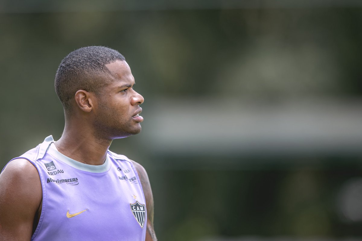 🐔📋✖️ FORA DA LISTA! 

⚽️ O atacante Júnior Santos não será relacionado por Lucas Gonçalves para o clássico com o América, na Arena MRV.

✍🏻 O jogador ainda segue com futuro indefinido no Atlético. Neste sábado, Júnior treinou normalmente. 

🎙️ Informação de <a href="/hevertonfutebol/">Heverton Guimarães</a> e