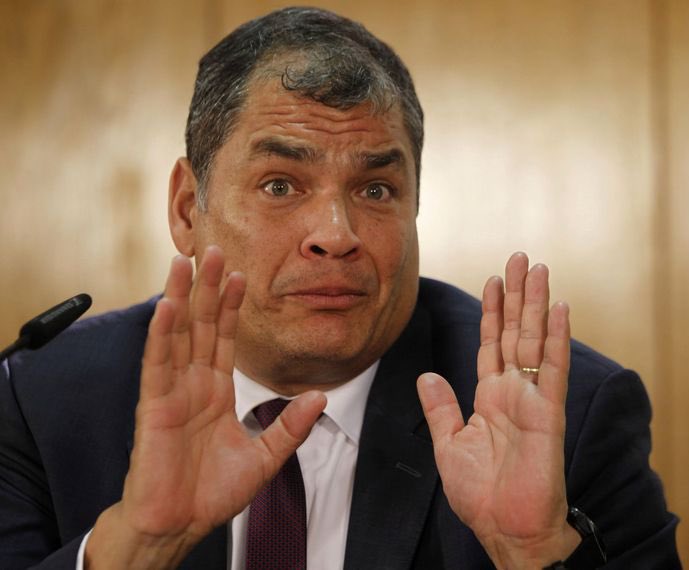 El prófugo de #Correa con la cooperación eficaz de #Fito en EEUU, sabe y siente en lo más profundo de su ser, que sus días de libertad están contados y que su final será una cárcel federal en USA.
"A todo cerdo le llega su navidad "