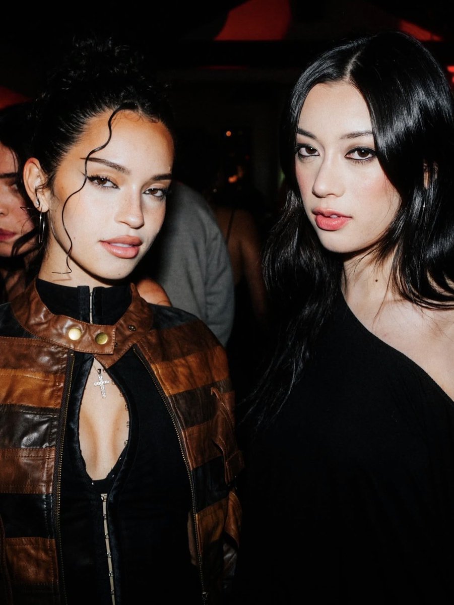 NewsKatseye's tweet photo. Daniela x Megan look absolutely striking in newly shared photo 🖤

#KATSEYE @katseyeworld https://t.co/d8OYV0UyCb