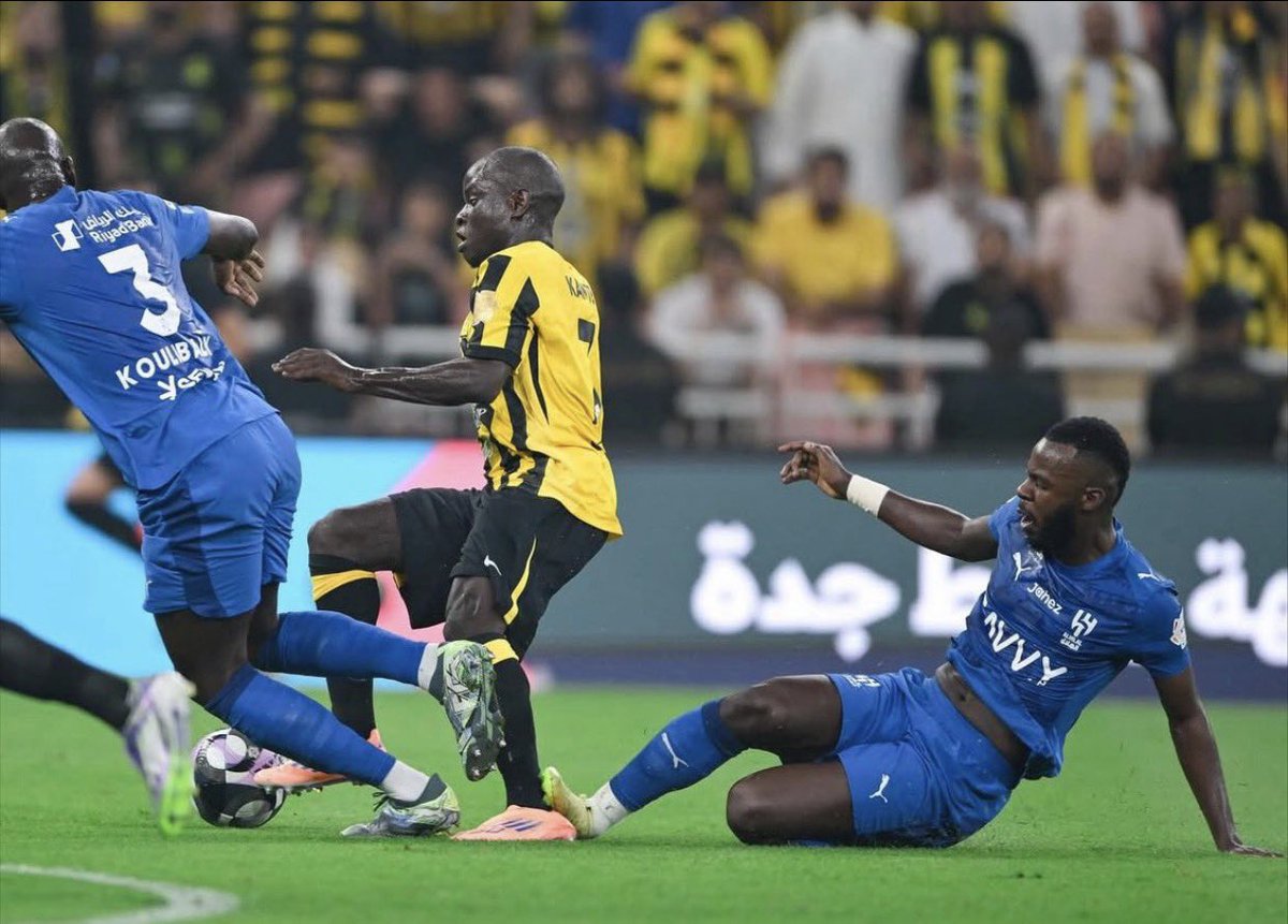 نجى من الطرد ضد الاتحاد مرتين ولو فازوا اليوم كان خلوه نجم المباراة ونستغرب ليه مع المنتخب ينكبنا دايم