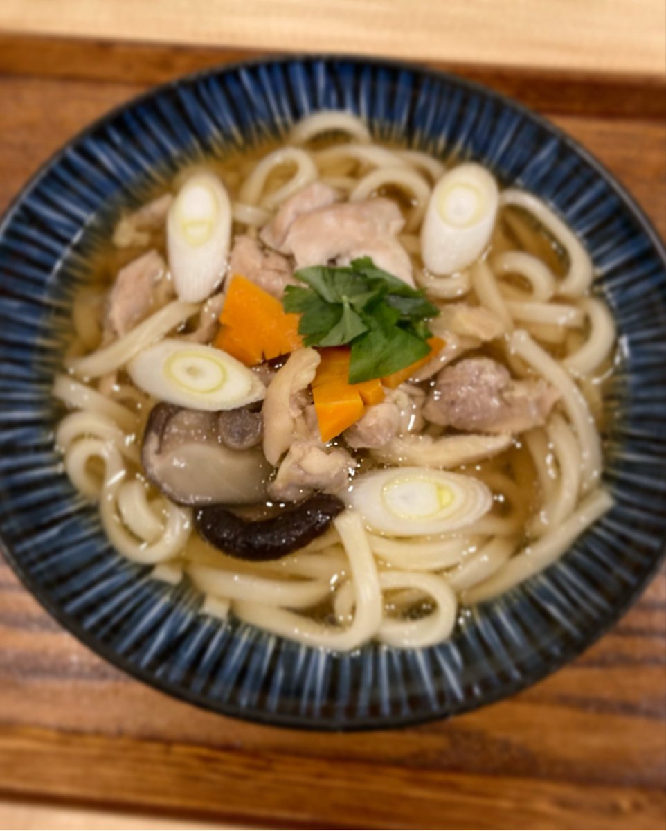 ☀️🐔🍜 かしわうどん 8℃・晴れ✨ 少しずつ春を感じる、気持ちのいい