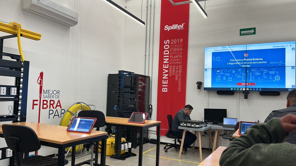 ciberhf's tweet photo. Asistir a un curso de Fibra Óptica y obtener  la certificación DC-3 en Trabajo en Alturas. Los conocimientos  adquiridos serán de gran utilidad para desempeñar mejor nuestras  funciones en el área de Telecomunicaciones,  La capacitación es un requisito  establecido por la ley https://t.co/phIgcIdcgj