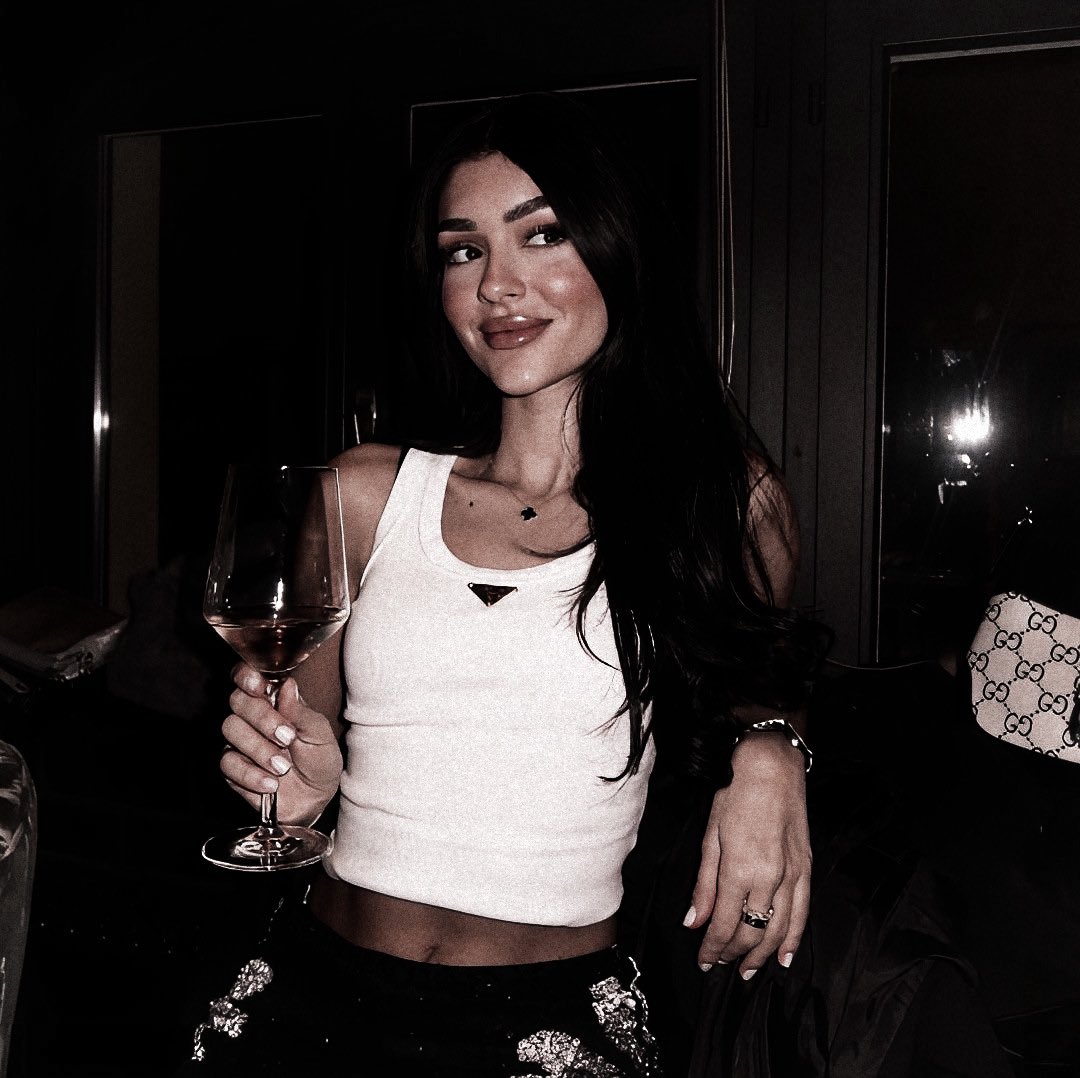 𝗮𝗻𝗻𝗲𝗹𝗶𝘀𝗲. tweet media