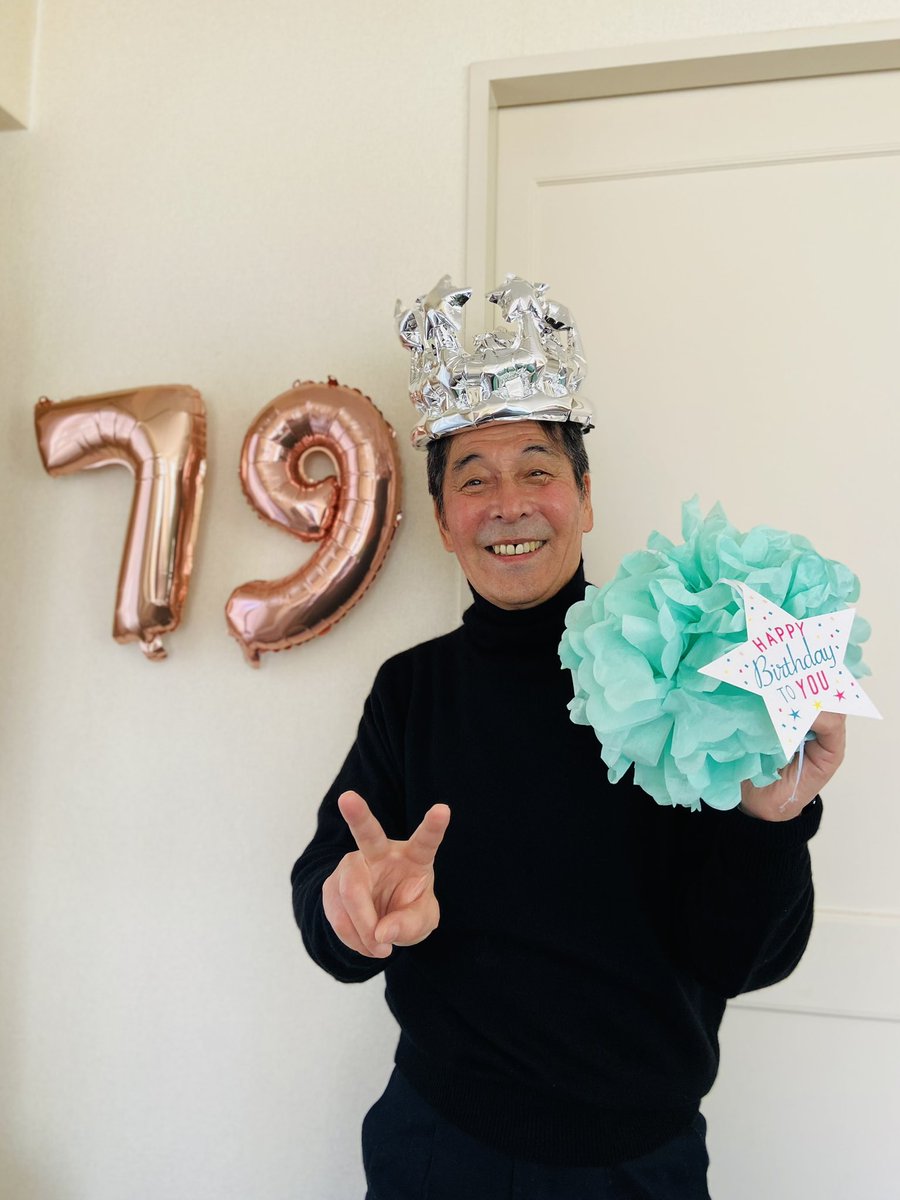 JunInoue20's tweet photo. グッモー✌️皆さん、沢山の誕生日メッセージをありがとう🤩益々楽しくなる人生。こんなに楽しい事が沢山あるなら、もう少し長生きしたいですね、あと20年くらい🤭頂いたバルーンの冠👑は外では恥ずかしいので家でこっそり“かんむり（かぶり）“ました。気持ちは“うきうき“です、バルーンだけに。ははは🤗 https://t.co/CZC5XBPwbY
