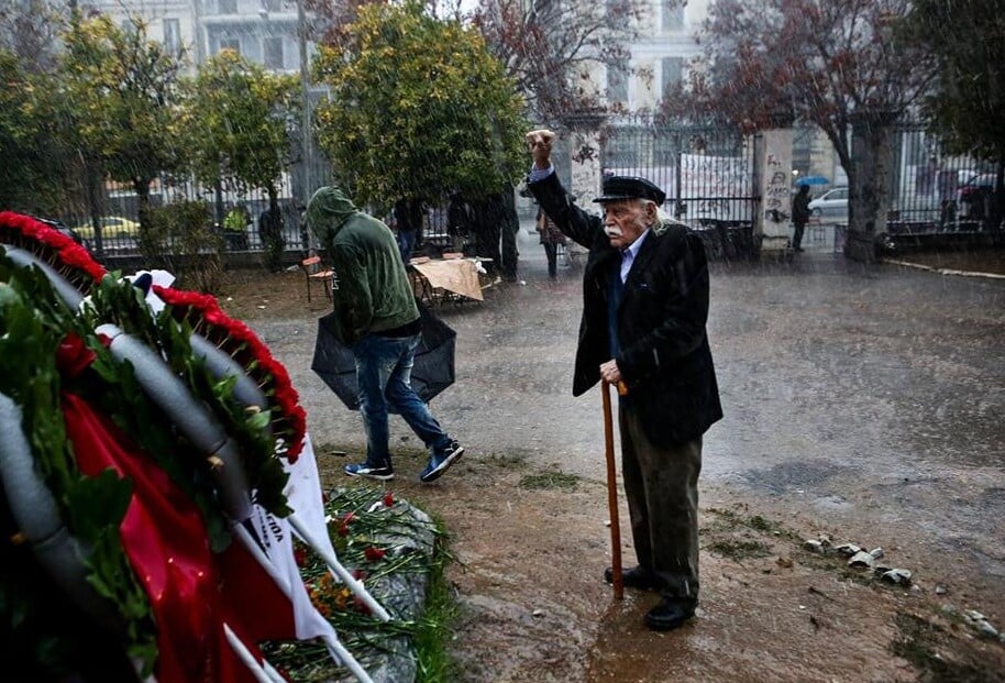 No_God_NoMaster's tweet photo. @AdonisGeorgiadi Έχω και εγώ βίντεο με το Μανώλη Γλέζο να γρονθοκοπεί το μνημείο του Πολυτεχνείου αλλά δεν έχω σήμα τώρα να το στείλω.

Να, ορίστε, το βλέπετε, ακριβώς μπροστά είναι το μνημείο  👇
#με_τους_γιατρους https://t.co/mV50UPzdoZ