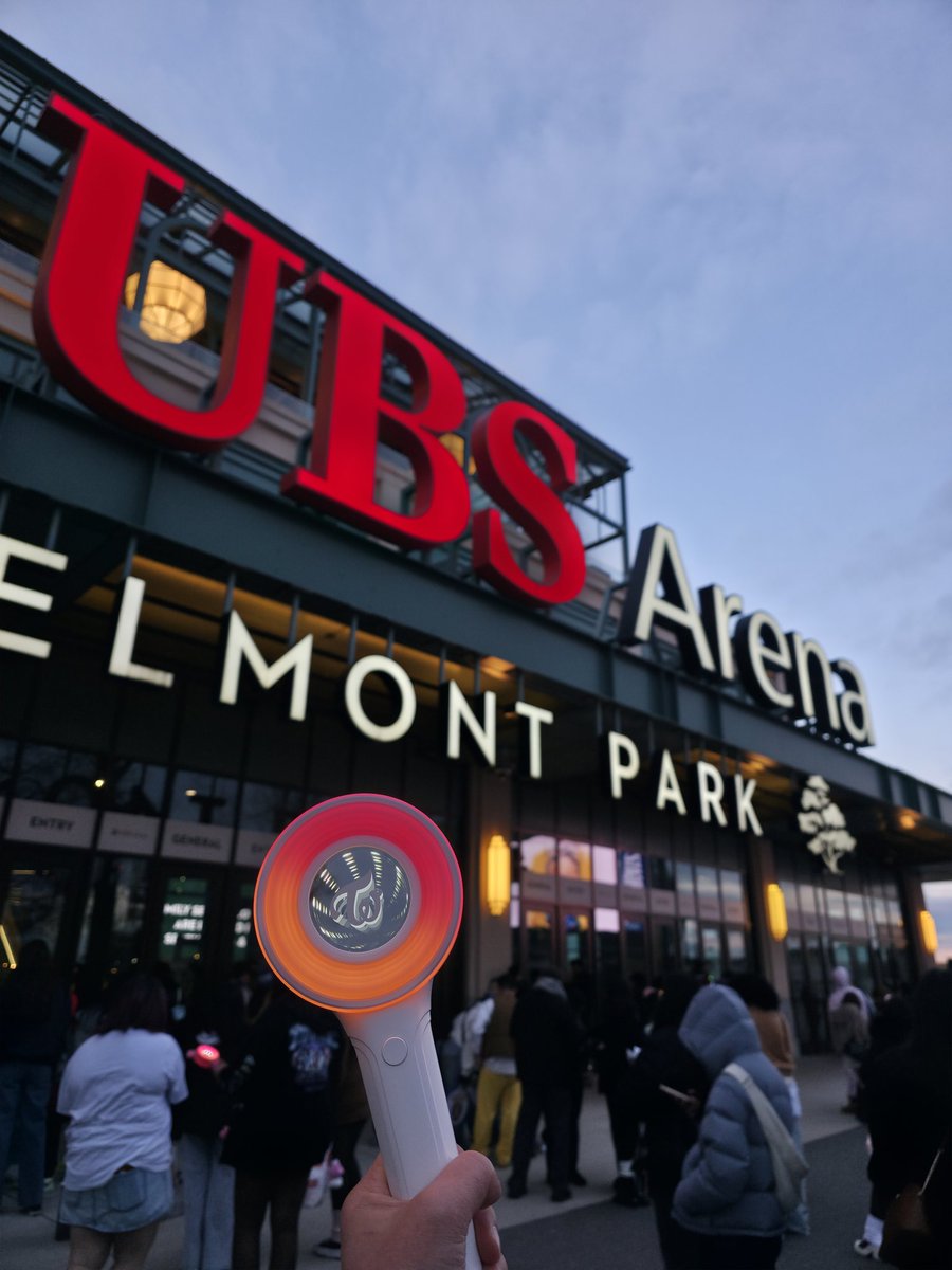 sometimes you randomly throw a concert fit and a lightstick in ur luggage on a friday night and then buy a concert ticket on saturday