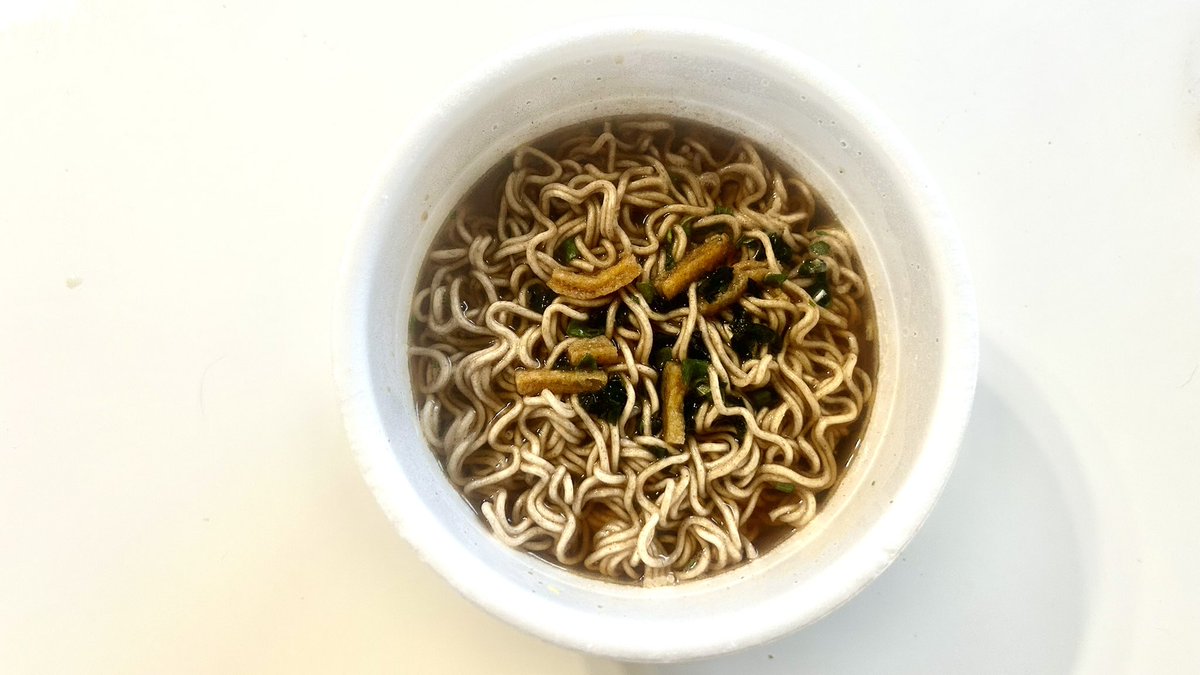 taka1034's tweet photo. 株式会社　麺のスナオシ
カップ　水戸発
特徴: 韃靼（だったん）そば粉を使用した熟成麺。
スープは醤油は濃口出汁の合わせ混合節に鰹エキス昆布の旨味を掛ける合わせ出汁はなかなかの感じです。
78円で購入しましたがコスパ最高です。
めっちゃ美味しくいただきましたー

#麺のスナオシ https://t.co/ec75GRUsdu