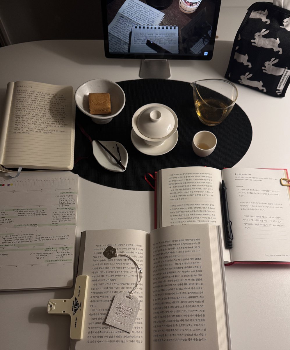 keepwriting_and's tweet photo. ���닝페이지, 새벽 필사, 독서 다이어리, 차 마시기,  「달콤쌉싸름한 초콜릿」, 시소님께 선물 받은 「괴테는 모든 것을 말했다」 북마크까지. 

나의 새벽을 그득그득 채우는 아름다움. https://t.co/aHHMeFejpt