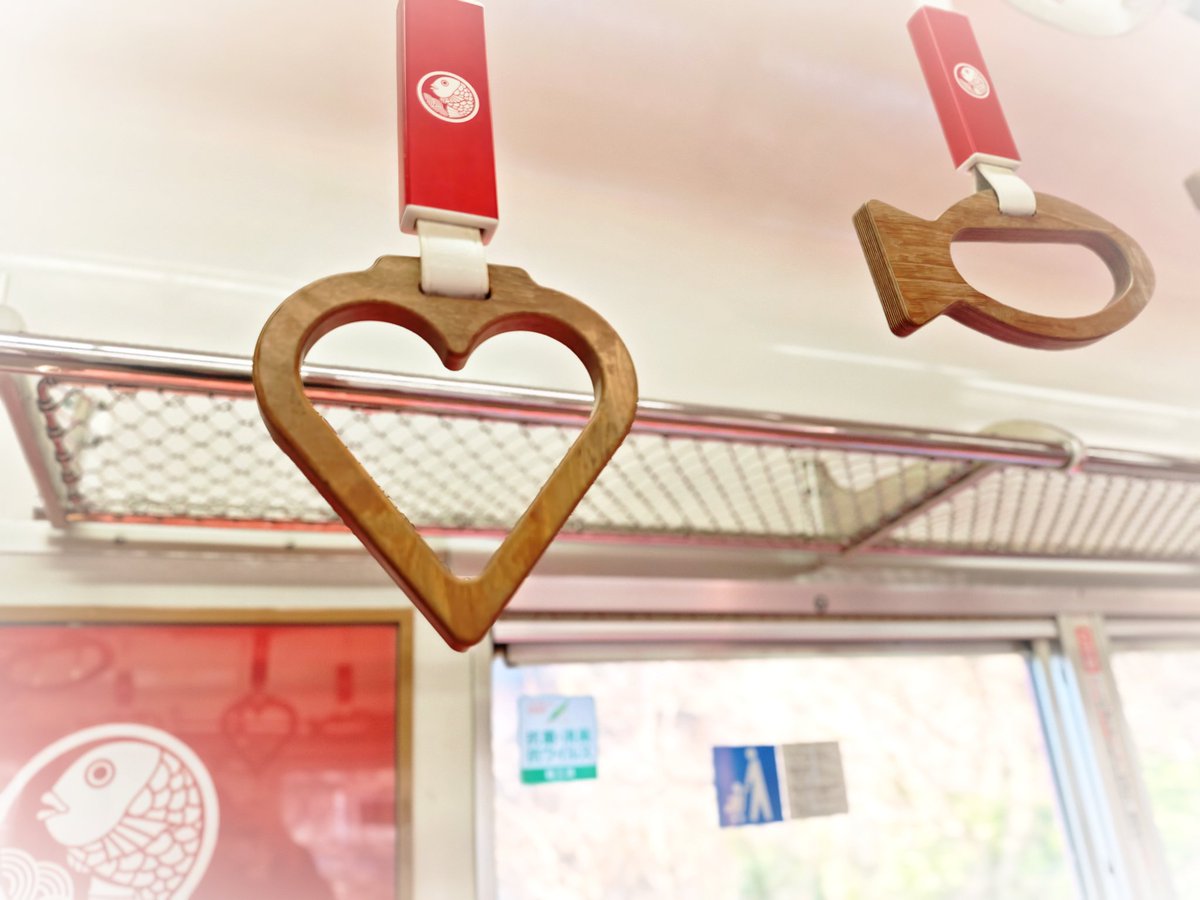 今日は電車でお出かけ🚃 30分に1本しか来ないけど、ラッピング電車が