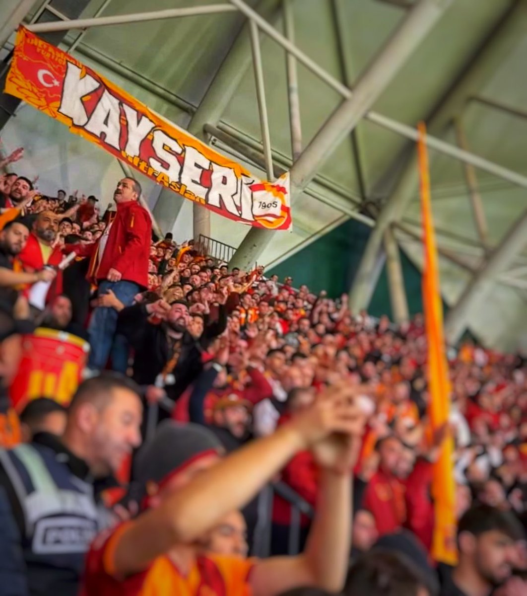 Korkmadan yürüyoruz şampiyon olacağız şampiyonluk hakkımız söke söke alacağız. <a href="/SebahattinReis/">Sebahattin Şirin</a>