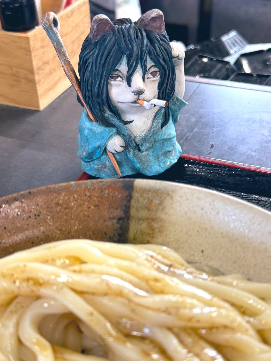 招き猫展の帰りにうどん屋さん寄って帰るよ！

めっちゃ混んでるう！

おうどん美味しそうね(出汁飛んだらいかんので写真撮って速攻片付ける)

#招き猫100体展
#alba  
<a href="/fukudaikoku/">丸亀戸沙怒子👁️‍🗨️</a>