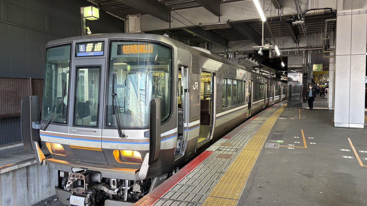 223系と言うらしい！ (関西の列車は分からんw)