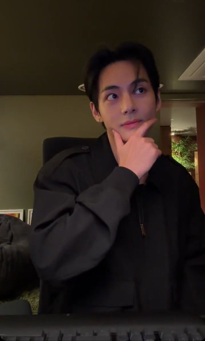 🐻 이제 갈게요
🐻 음... 보고 싶어요.

경례까지 척! 하고 갈 줄 알았지.
음.. 곰돌씨 이쁜짓에 심쿵 💓💓