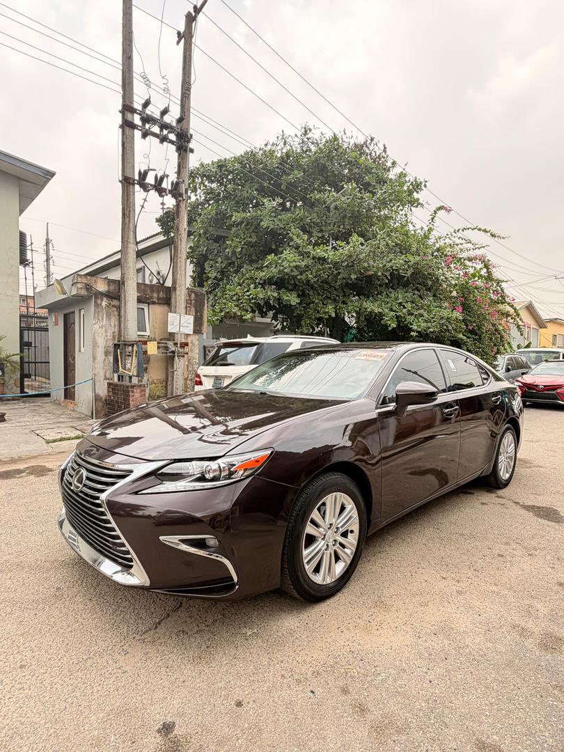 MajordealsAutos's tweet photo. *Barely Used 2013 upgraded to 2018 Lexus ES350 Full option*

*Neat factory dashboard dashboard*✔️
*SOUND SUSPENSION*✔️
*Factory navigation screen*✔️
*Reverse camera*✔️
*Factory Mouse control*✔️
*Factory Alloy wheels*✔️
*Neat factory Leather seats*✔️
*Duty fully paid*✔️ https://t.co/vx1iK0YXQ2