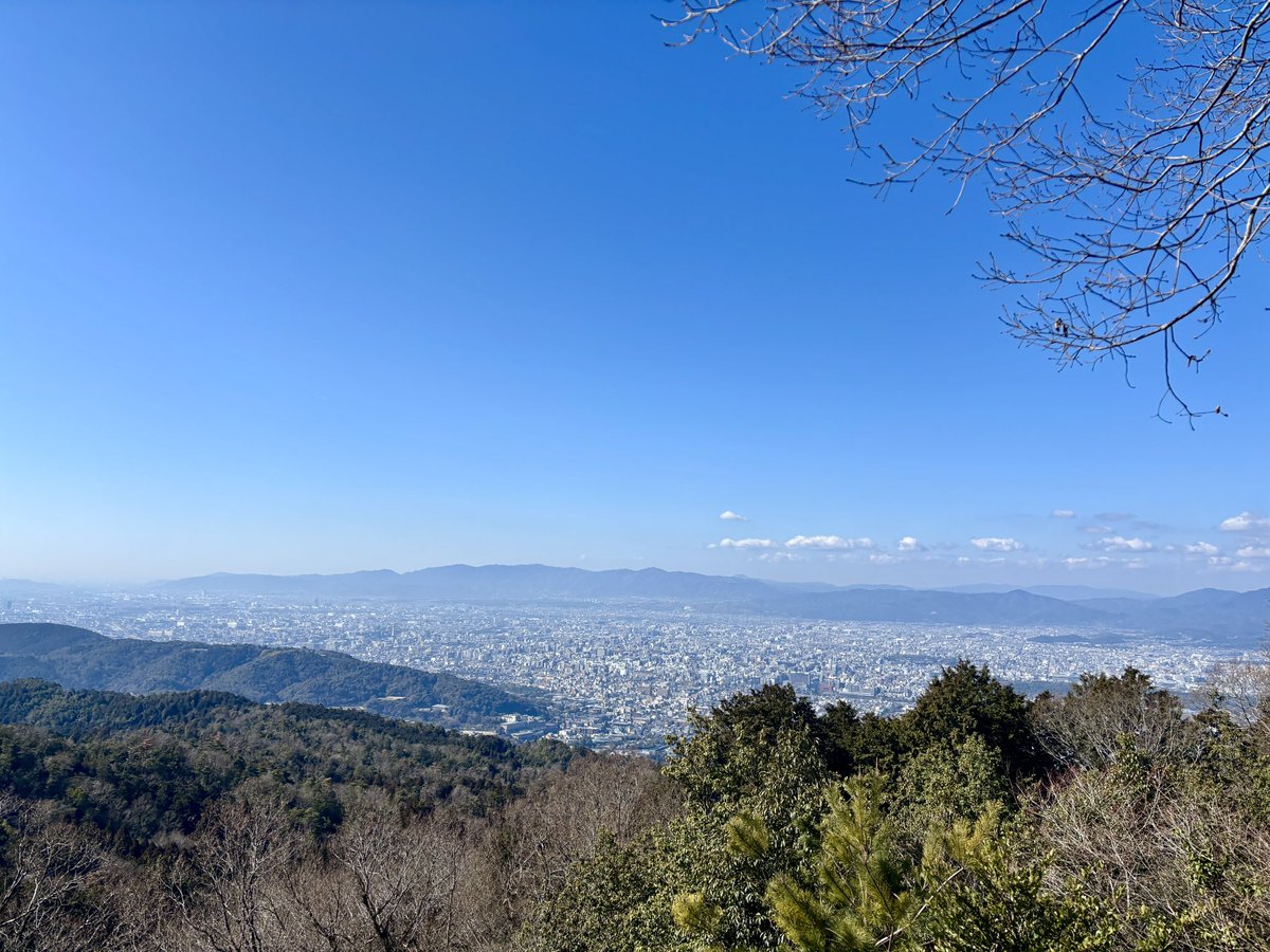 kenamipara's tweet photo. 約一年半ぶりの大文字山。ちょうどトレイルの大会をしていたようで、すれ違うランナーに声援を送りながら遠い目になる。今日は登山者も多かった。 https://t.co/s6mTpZuyO5