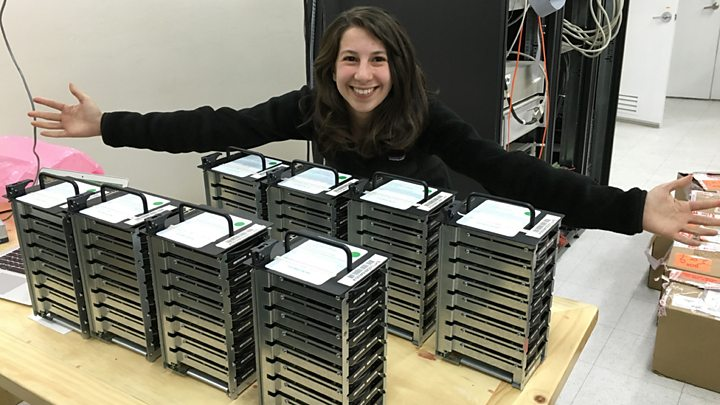🔴 A la izquierda, la científica computacional Margaret Hamilton , quien en 1969  lideró el desarrollo del software que llevó al hombre a la Luna.

🔴 A la derecha, la científica computacional Katie Bouman, quien en 2019 formó parte de los líderes que crearon el algoritmo que