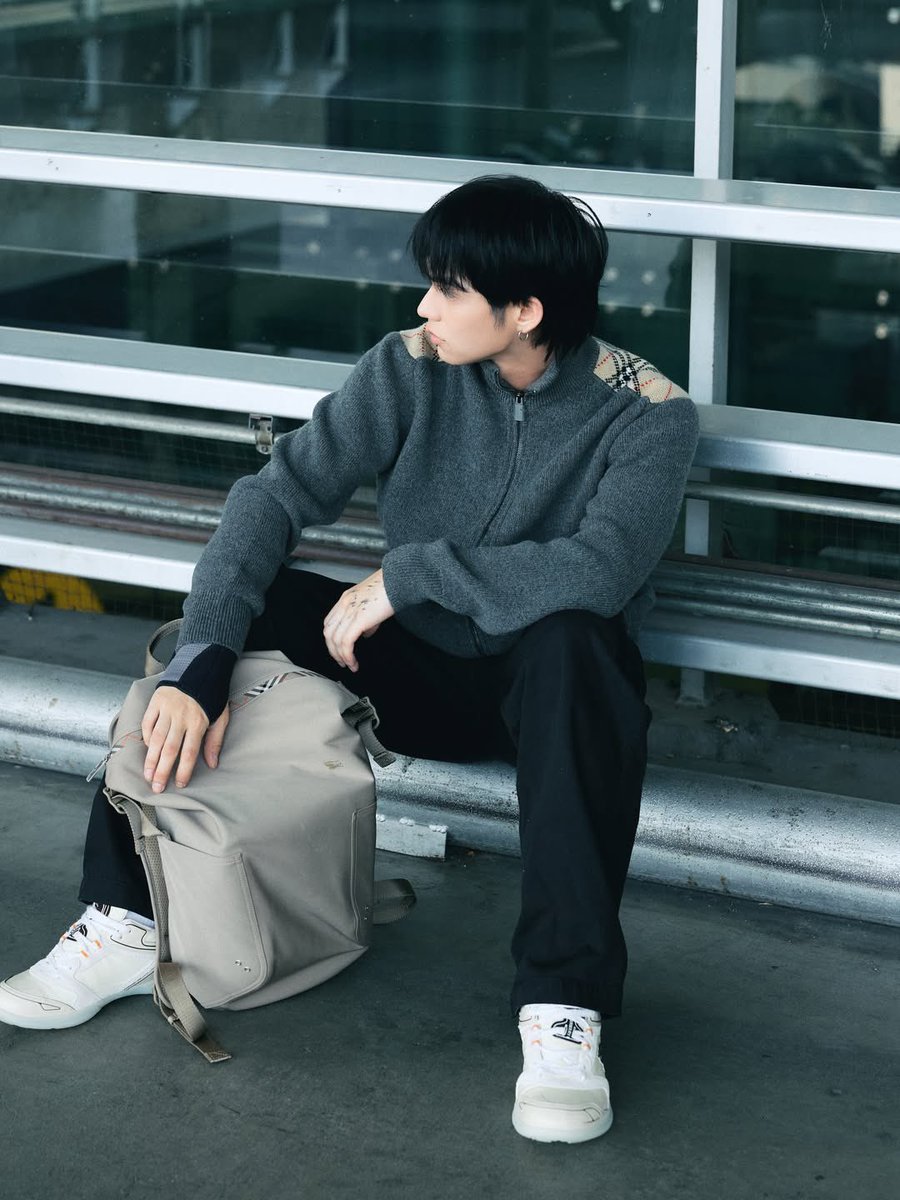 fonzae2's tweet photo. Bright Vachirawit 
#BurberryxBRIGHT
#BurberryAWxBRIGHT
#bbrightvc #Burberry https://t.co/1NzAG8UtvO