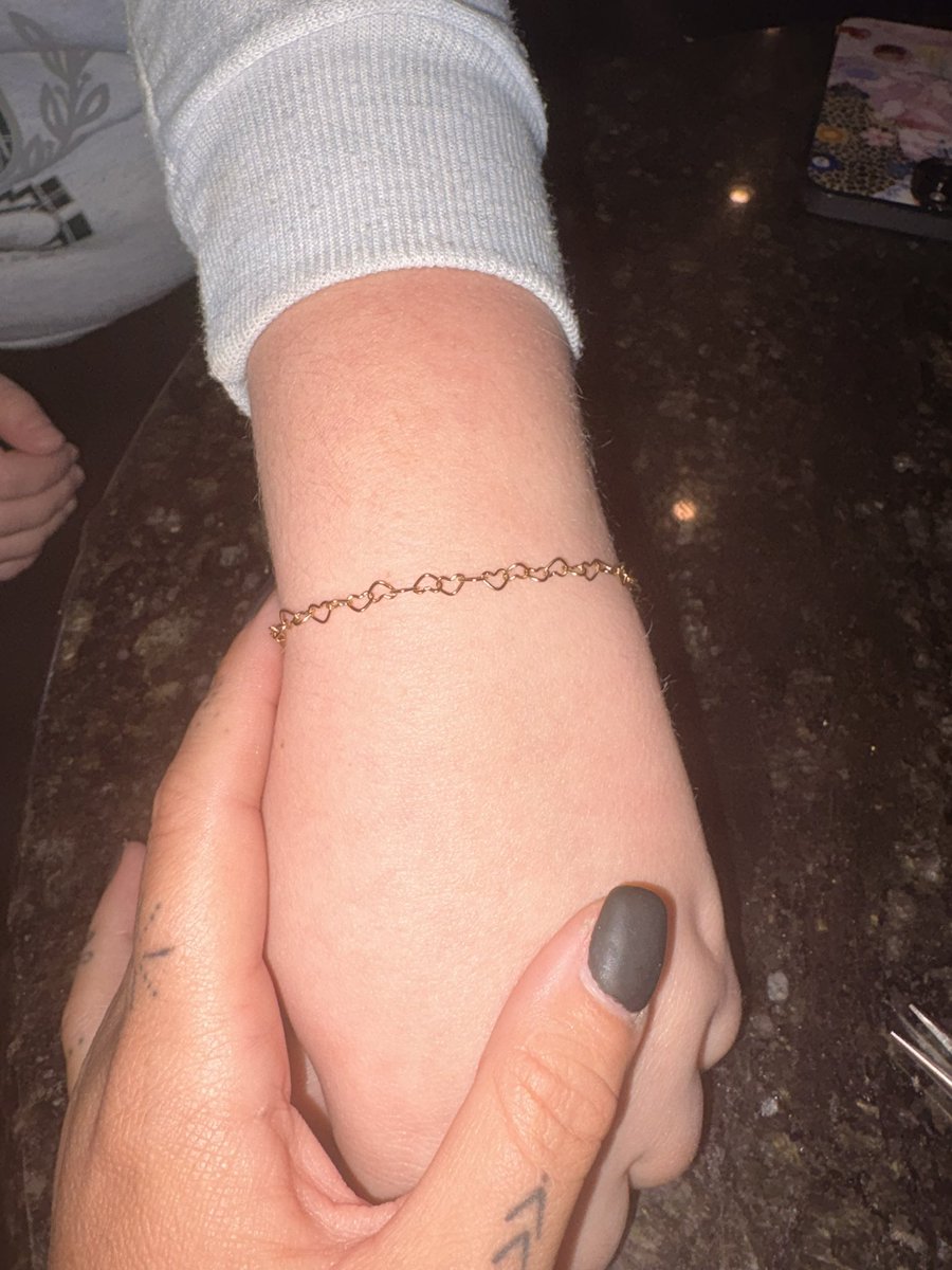 another lovely customer 🥰
emily got the gold hearts linx