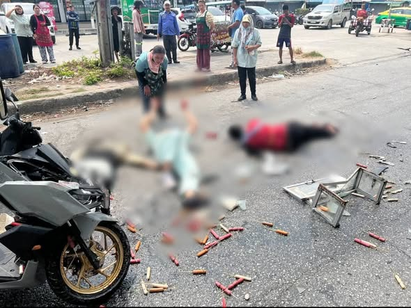 รูปภาพ
ความเป็นส่วนตัว  · ข้อกำหนด  · ลงโฆษณา  · ตัวเลือกโฆษณา   · คุกกี้  · 
โพสต์
เมฆ บินข่าว
3 วัน
 ·
คนเร่ร่อนเดินตัดหน้ารถ BMW หลบไม่ทันชนกระเด็นเสียชีวิตกลางถนน
.
เมื่อเวลา 08.30 น. วันที่ 18 ก.พ.69 ร.ต.ท.เจษฎา เอื้อเฟื้อ รอง สว.(สอบสวน) สภ.บางปะกง จ.ฉะเชิงเทรา