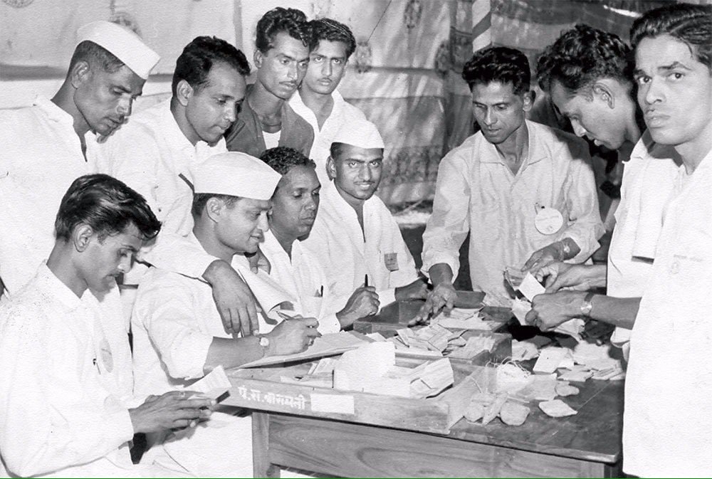 आदरणीय पवार साहेब यांची संसदीय कारकीर्द आज साठाव्या वर्षांत पदार्पण करीत आहे. या सहा दशकांच्या काळात कित्येक महत्त्वाच्या घडामोडींचे ते साक्षीदार आहेत. महाराष्ट्र विधानसभेचे सदस्य म्हणून त्यांनी सहा वेळा तर एकदा विधानपरिषदेचे सदस्य म्हणून शपथ घेतली. तब्बल सात वेळा ते लोकसभेत