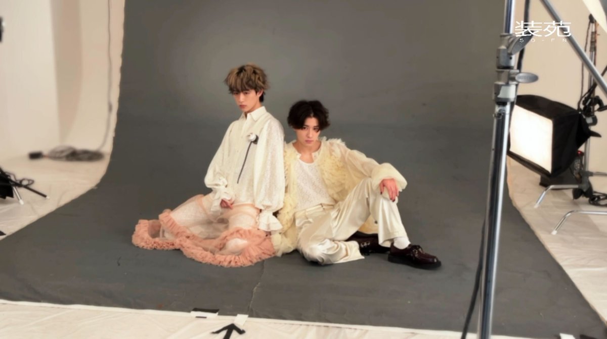 fashionjp's tweet photo. 『装苑』3月号の「装苑男子」に7人組のオルタナティブ歌謡舞踊集団 #龍宮城 が登場✨
シューティングの様子をまとめたビハインドムービーを特別公開🎥❣️

記事はこちら🔻
https://t.co/KAqSsDfXkv

@RYUGUJOofficial https://t.co/dAmChonQCf