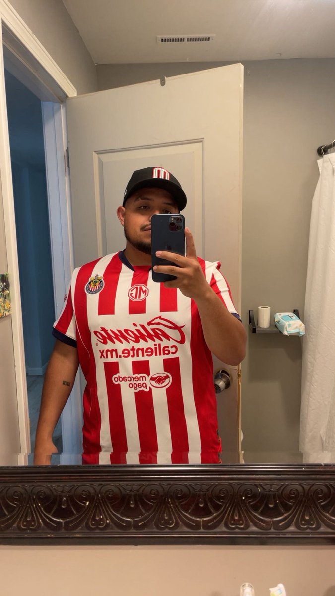 JuniiorSanchez2's tweet photo. Vamos @Chivas con todo 🔴🔵 #duelodepunteros https://t.co/utNbWsdR2H